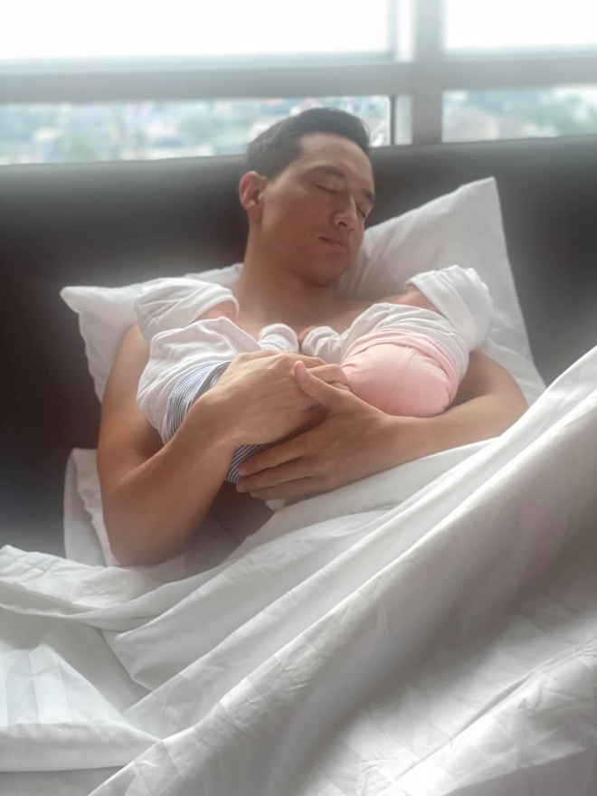 H&agrave; Hồ khoe nh&oacute;c tỳ Leon mới hơn 1 th&aacute;ng đ&atilde; bụ bẫm đ&aacute;ng y&ecirc;u, c&ograve;n ra lệnh thế n&agrave;y cho bố Kim L&yacute;! - Ảnh 4.