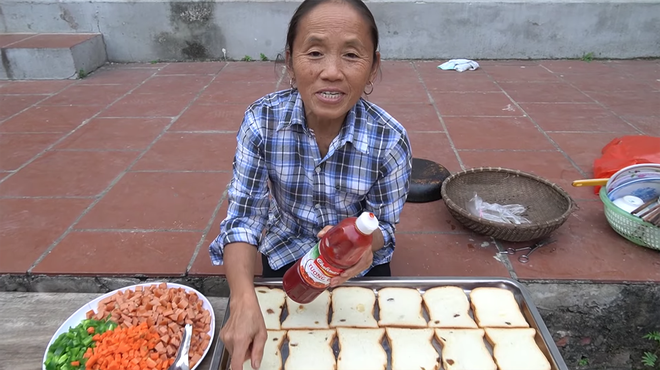 Bà Tân Vlog thành công mĩ mãn với món pizza làm từ bánh mì nhờ cách nướng mang phong cách riêng - Ảnh 3.