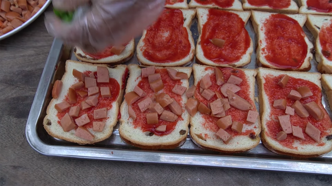 Bà Tân Vlog thành công mĩ mãn với món pizza làm từ bánh mì nhờ cách nướng mang phong cách riêng - Ảnh 5.