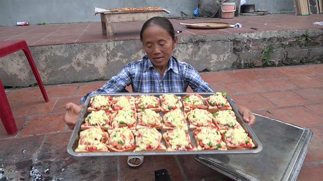 Bà Tân Vlog thành công mĩ mãn với món pizza làm từ bánh mì nhờ cách nướng mang phong cách riêng - Ảnh 7.