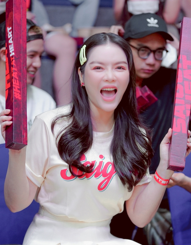 Mix & Phối - Lý Nhã Kỳ gây sốt với style như 'em chưa 18', nhưng sao nhìn đi nhìn lại cứ thấy 'sai sai' thế nào - chanvaydep.net 3 Mix & Phối - Lý Nhã Kỳ gây sốt với style như 'em chưa 18', nhưng sao nhìn đi nhìn lại cứ thấy 'sai sai' thế nào - chanvaydep.net 3