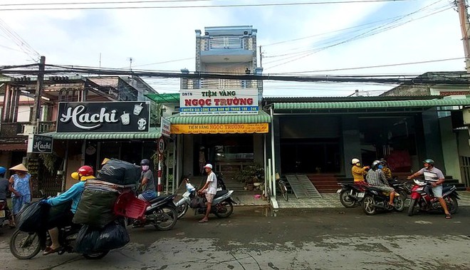 Nam thanh ni&ecirc;n che mặt v&agrave;o tiệm v&agrave;ng đ&aacute;nh thương t&iacute;ch chủ tiệm - Ảnh 2.