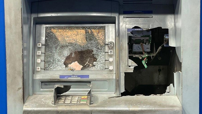 Tạm giữ đối tượng dùng búa đập máy ATM vì bị trừ tiền - Ảnh 1.