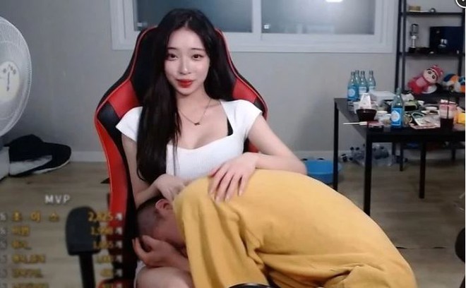 Nữ streamer gợi cảm gây sốc khi tung ảnh bị bạn trai bạo hành, người ngợm xước xát, sưng cả mắt lẫn vòng một - Ảnh 4.