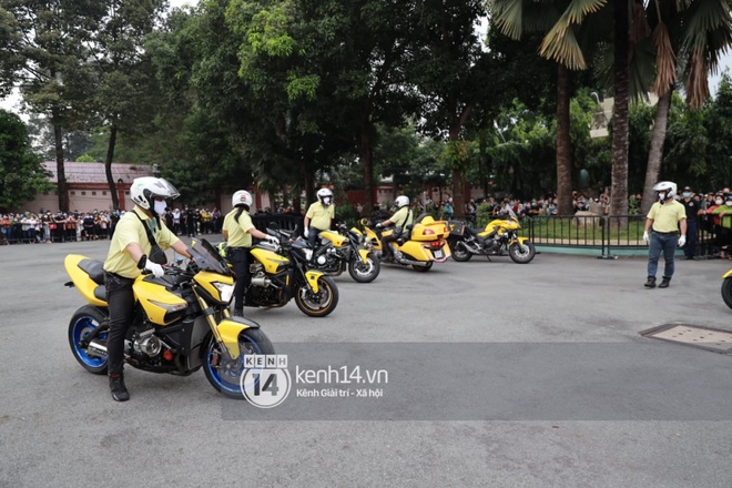 Cập nhật linh cữu NS Chí Tài được đưa ra sân bay về Mỹ: NS Hoài Linh chắp tay cảm tạ khán giả, hàng nhìn người đồng loạt vẫy tay vĩnh biệt cố nghệ sĩ! - Ảnh 22.