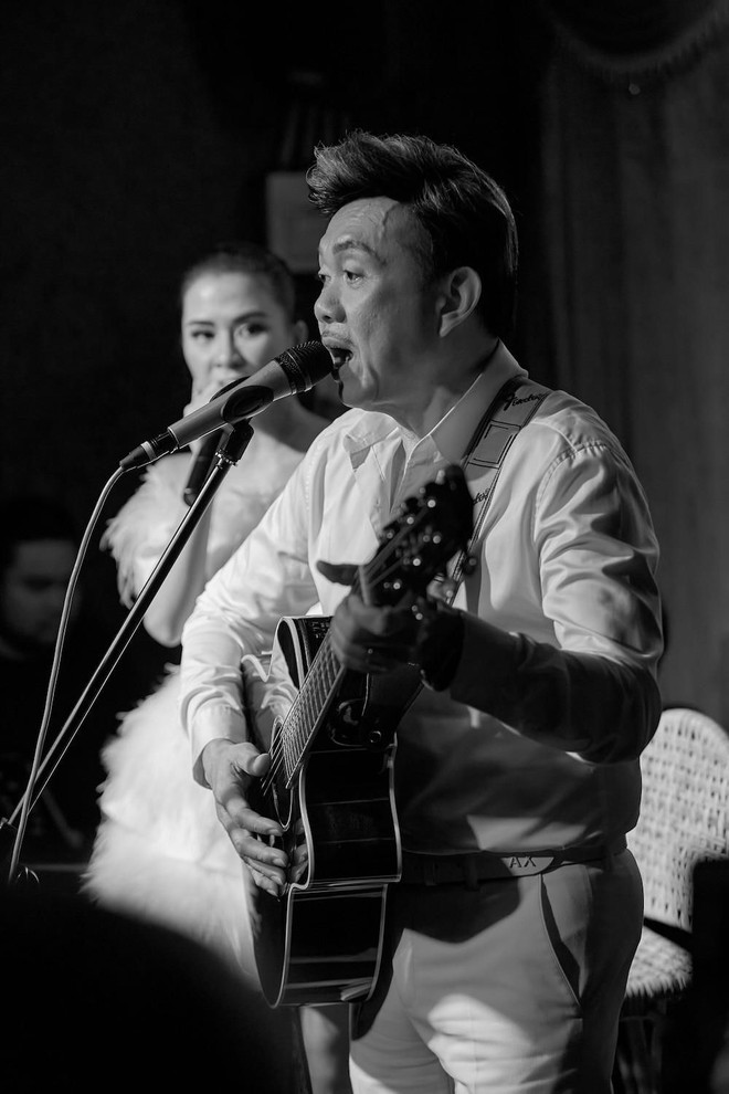 Ng&agrave;y tiễn đưa NS Ch&iacute; T&agrave;i, bầu trời S&agrave;i G&ograve;n bất ngờ đổ mưa rả r&iacute;ch rồi bỗng tạnh dần khi Tuấn Ngọc cất tiếng h&aacute;t x&uacute;c động - Ảnh 5.