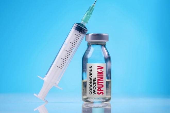 Anh v&agrave; Nga sắp kết hợp thử nghiệm vaccine ngừa Covid-19 - Ảnh 1.