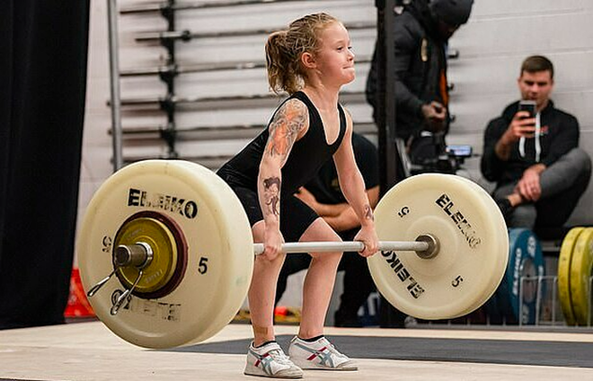 Gặp gỡ c&ocirc; b&eacute; khỏe nhất thế giới: Mới 7 tuổi đ&atilde; n&acirc;ng được 80kg, sức mạnh đến cả người trưởng th&agrave;nh cũng phải ch&agrave;o thua - Ảnh 4.