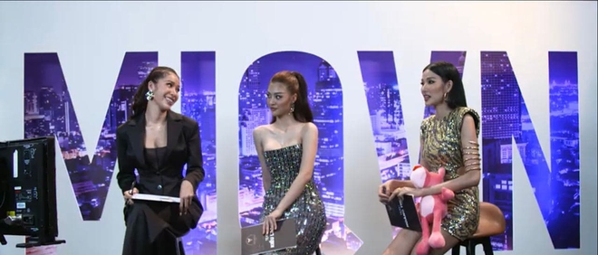 Minh T&uacute; c&agrave; khịa m&agrave;n mặc v&aacute;y hồng nổi bần bật đi đ&aacute;m cưới của Ho&agrave;ng Th&ugrave;y? - Ảnh 2.