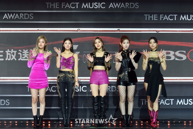 Thảm đỏ khủng The Fact: BTS gây sốc visual, Seohyun và Soojin khoe vòng 1 căng tràn, ITZY mặc gì thảm họa thế này? - Ảnh 14.