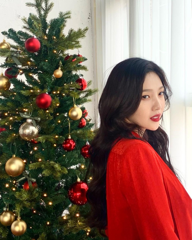 Joy (Red Velvet) khoe vài bức ảnh mà được tôn luôn thành nữ thần Giáng sinh, visual sắp soán ngôi cả Irene mất rồi! - Ảnh 2.