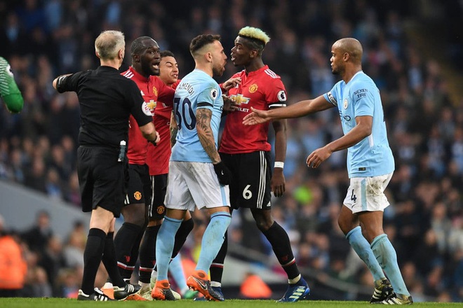 Huyền thoại MU tức giận và nóng mắt với màn ôm nhau thắm thiết sau trận derby Manchester - Ảnh 3.