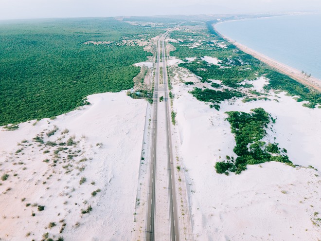 Bức ảnh chụp từ trên cao xuống tiểu sa mạc Sahara Bàu Trắng nhìn đỉnh như châu Âu khiến dân mạng xuýt xoa lập kèo check-in - Ảnh 3.