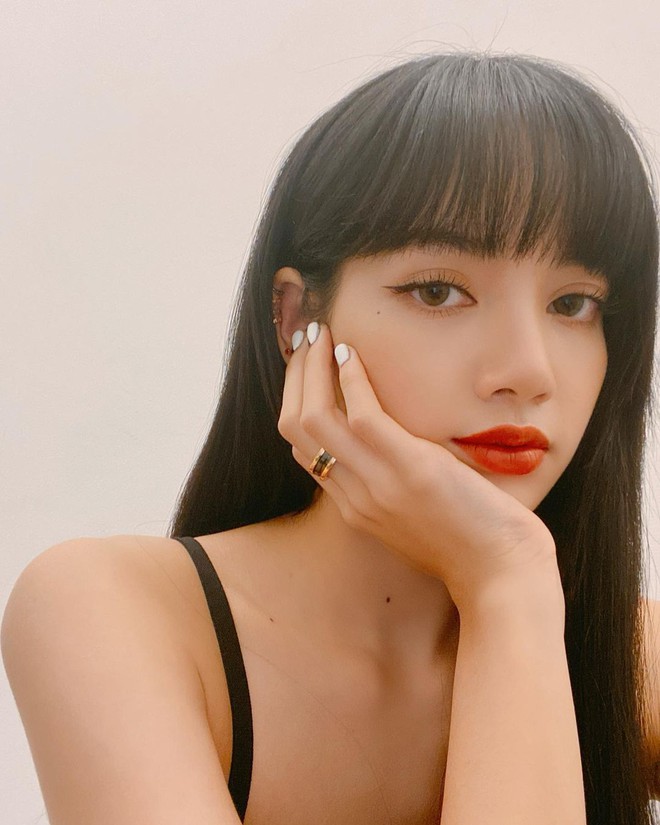 Lisa (BLACKPINK) l&ecirc;n top trending chỉ nhờ v&eacute;n &ldquo;t&oacute;c m&aacute;i 200 tỷ&rdquo;, để lộ g&oacute;c nghi&ecirc;ng đẹp nghi&ecirc;ng nước nghi&ecirc;ng th&agrave;nh - Ảnh 5.
