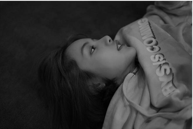 Lisa (BLACKPINK) l&ecirc;n top trending chỉ nhờ v&eacute;n &ldquo;t&oacute;c m&aacute;i 200 tỷ&rdquo;, để lộ g&oacute;c nghi&ecirc;ng đẹp nghi&ecirc;ng nước nghi&ecirc;ng th&agrave;nh - Ảnh 2.