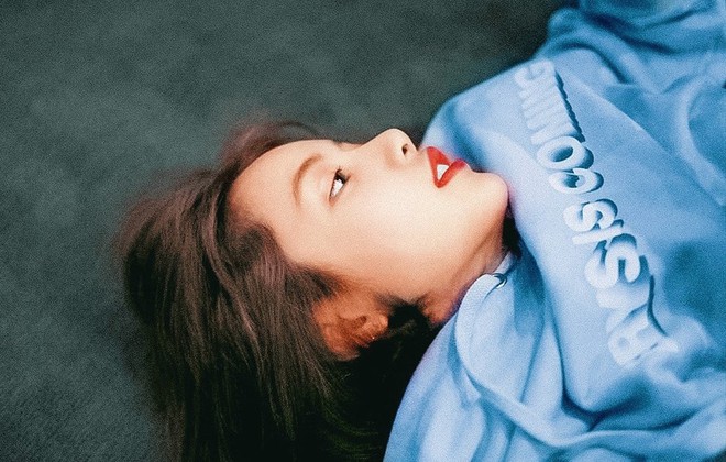 Lisa (BLACKPINK) l&ecirc;n top trending chỉ nhờ v&eacute;n &ldquo;t&oacute;c m&aacute;i 200 tỷ&rdquo;, để lộ g&oacute;c nghi&ecirc;ng đẹp nghi&ecirc;ng nước nghi&ecirc;ng th&agrave;nh - Ảnh 4.
