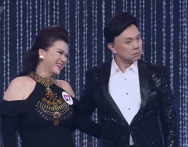 Sân khấu cuối cùng danh hài Chí Tài diễn cùng vợ trên truyền hình: Thơm má Bé Heo tình cảm, nhịn cười hóm hỉnh nghe bà xã hát - Ảnh 7.
