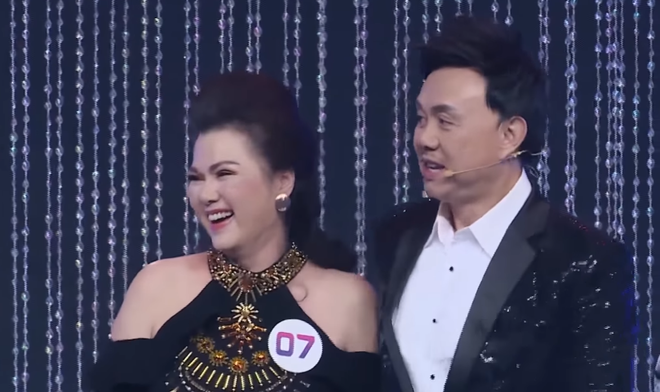 Sân khấu cuối cùng danh hài Chí Tài diễn cùng vợ trên truyền hình: Thơm má Bé Heo tình cảm, nhịn cười hóm hỉnh nghe bà xã hát - Ảnh 8.