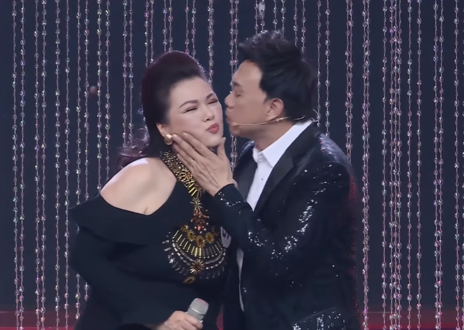Sân khấu cuối cùng danh hài Chí Tài diễn cùng vợ trên truyền hình: Thơm má Bé Heo tình cảm, nhịn cười hóm hỉnh nghe bà xã hát - Ảnh 9.