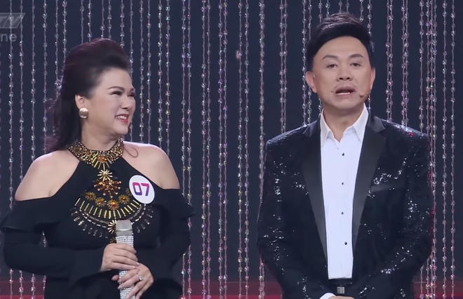 Sân khấu cuối cùng danh hài Chí Tài diễn cùng vợ trên truyền hình: Thơm má Bé Heo tình cảm, nhịn cười hóm hỉnh nghe bà xã hát - Ảnh 10.