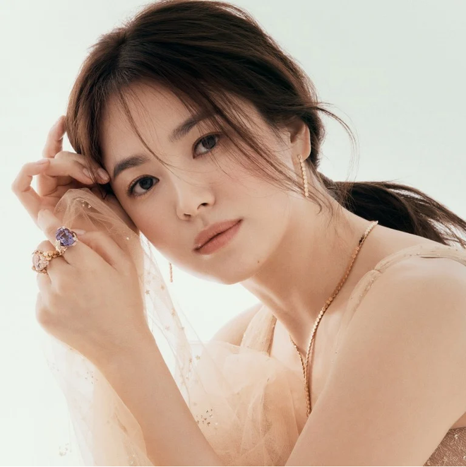 Song Hye Kyo tung ảnh tạp chí mới mà dân tình vừa mê vừa... hoảng hồn: Vẫn đẹp sang chảnh nhưng mắt sao thế này? - Ảnh 6.