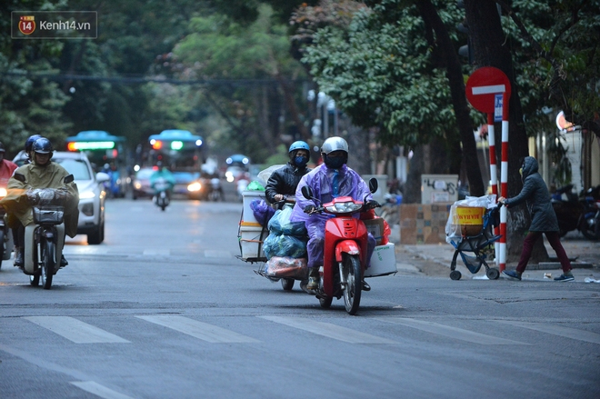 Ảnh: Hà Nội &quot;siêu cấp&quot; rét, nhiệt độ nhiều nơi dưới 14 độ C - Ảnh 2.