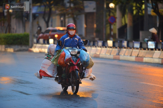 Ảnh: Hà Nội &quot;siêu cấp&quot; rét, nhiệt độ nhiều nơi dưới 14 độ C - Ảnh 2.