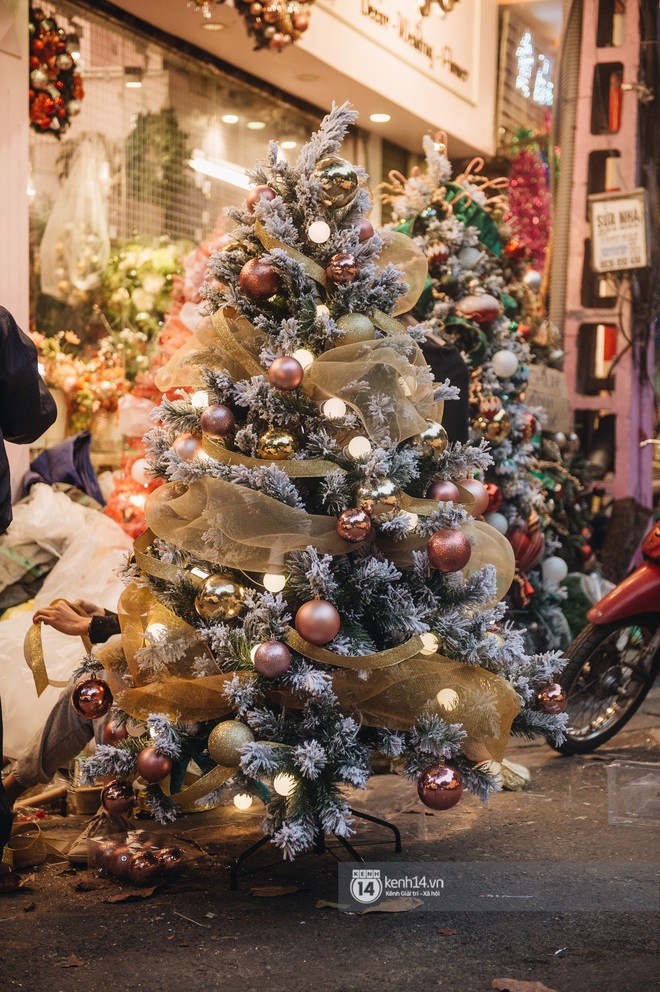 Mua cây thông Noel ở Hàng Mã: Cây đắt nhất 4 triệu, trang trí đẫm có thể ngốn tới 7 triệu - Ảnh 5.