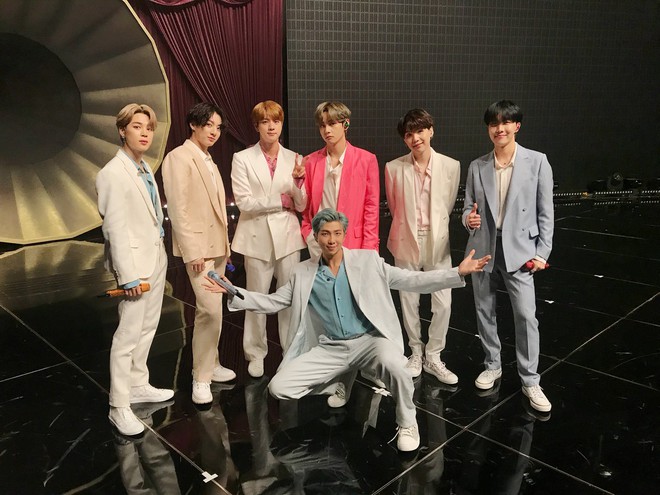 Mix & Phối - Nhân dịp Kpop đồng loạt đưa nhạc retro trở lại, cùng ngắm những trang phục biểu diễn đẹp mắt nhất của các nhóm - chanvaydep.net 4 Mix & Phối - Nhân dịp Kpop đồng loạt đưa nhạc retro trở lại, cùng ngắm những trang phục biểu diễn đẹp mắt nhất của các nhóm - chanvaydep.net 4