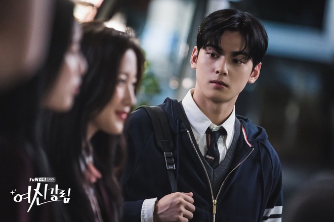 Cha Eun Woo - Moon Ga Young liếc nhau nổ mắt ở True Beauty, đang học bài hay hẹn hò đây ta! - Ảnh 4.