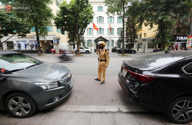 Ảnh, clip: CSGT Hà Nội ra quân xử lý, dán thông báo phạt nguội trên kính ô tô dừng đỗ sai quy định - Ảnh 2.