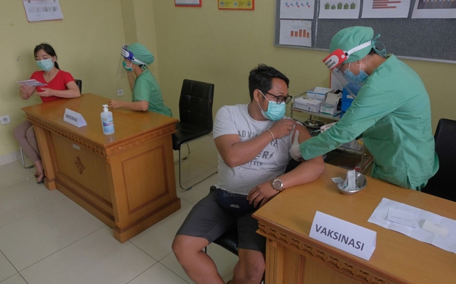 Indonesia ưu tiên tiêm vaccine Covid-19 tại đảo Java và Bali đợt đầu - Ảnh 1.