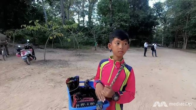 Cuộc sống của cậu bé bán hàng rong nói được 16 thứ tiếng ở Campuchia gây bão MXH năm đó giờ như thế nào? - Ảnh 2.