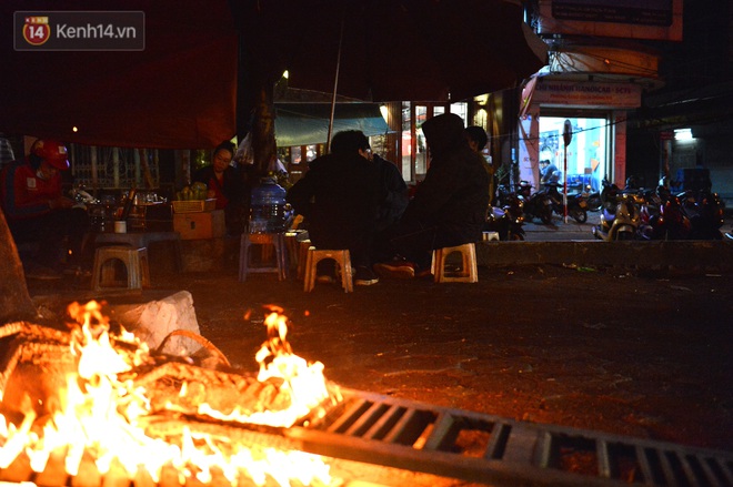 Chùm ảnh: Người Hà Nội đốt lửa trong đêm rét nhất từ đầu mùa, nhiệt độ dưới 12 độ C - Ảnh 12.