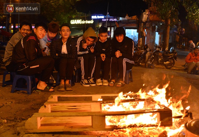 Chùm ảnh: Người Hà Nội đốt lửa trong đêm rét nhất từ đầu mùa, nhiệt độ dưới 12 độ C - Ảnh 5.