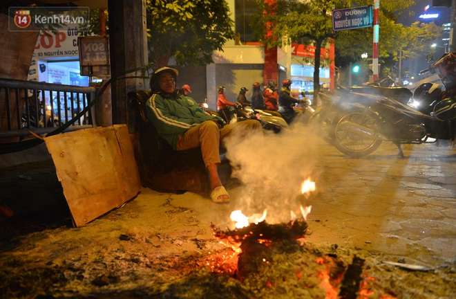 Chùm ảnh: Người Hà Nội đốt lửa trong đêm rét nhất từ đầu mùa, nhiệt độ dưới 12 độ C - Ảnh 3.