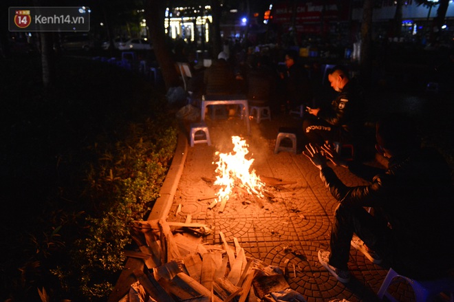 Chùm ảnh: Người Hà Nội đốt lửa trong đêm rét nhất từ đầu mùa, nhiệt độ dưới 12 độ C - Ảnh 9.