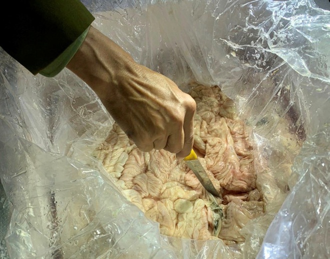 Ph&aacute;t hiện xe kh&aacute;ch chở 1,7 tấn nội tạng h&ocirc;i thối đi ti&ecirc;u thụ - Ảnh 2.