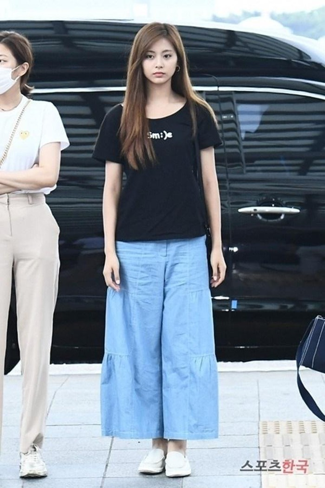 Xinh l&agrave; thế nhưng Tzuyu li&ecirc;n tục bị d&igrave;m v&igrave; lối ăn vận gi&agrave; nua như b&agrave; th&iacute;m, nhan sắc thiếu phấn son cũng g&acirc;y thất vọng - Ảnh 1.