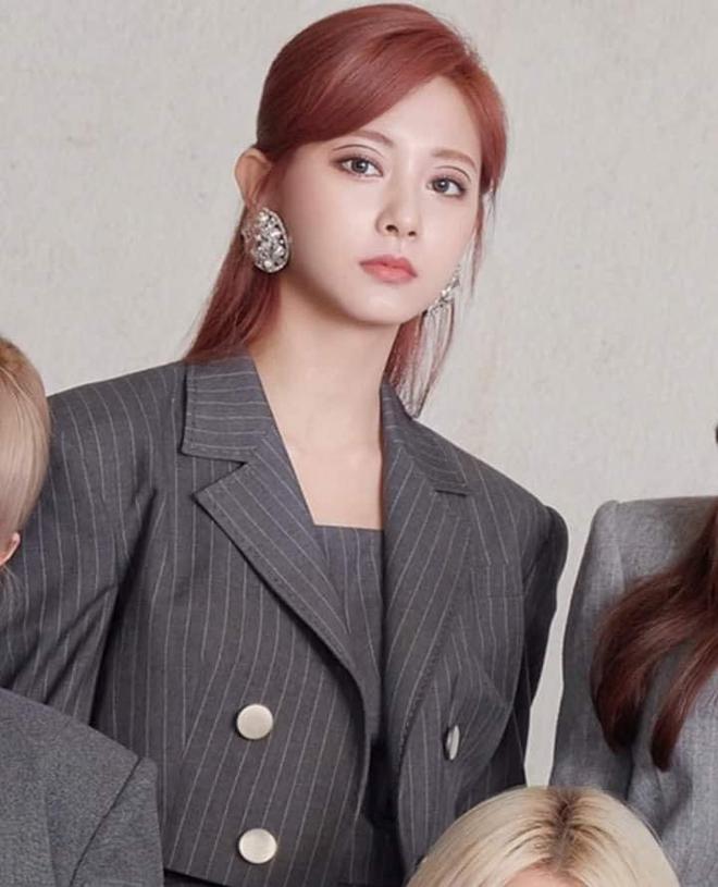 Xinh l&agrave; thế nhưng Tzuyu li&ecirc;n tục bị d&igrave;m v&igrave; lối ăn vận gi&agrave; nua như b&agrave; th&iacute;m, nhan sắc thiếu phấn son cũng g&acirc;y thất vọng - Ảnh 6.