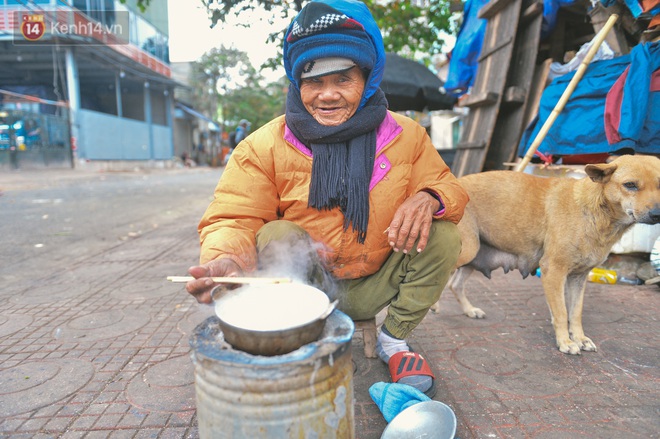 Khu ổ chuột giữa lòng Hà Nội những ngày lạnh nhất từ đầu mùa: Hàng ế nhờ cả xóm ăn hộ, đêm về bà cháu chỉ biết ôm nhau ngủ chống rét - Ảnh 7.