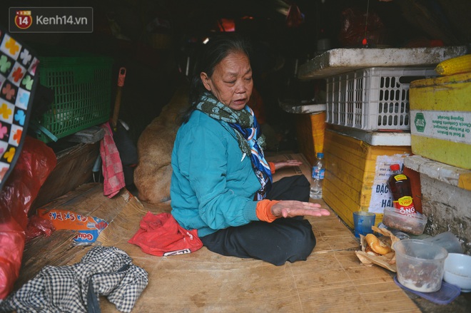 Khu ổ chuột giữa lòng Hà Nội những ngày lạnh nhất từ đầu mùa: Hàng ế nhờ cả xóm ăn hộ, đêm về bà cháu chỉ biết ôm nhau ngủ chống rét - Ảnh 9.