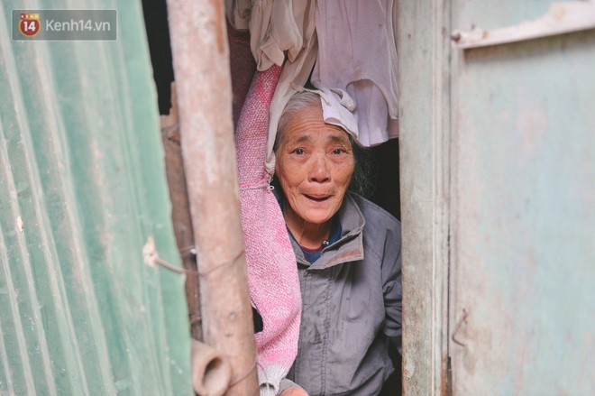 Khu ổ chuột giữa lòng Hà Nội những ngày lạnh nhất từ đầu mùa: Hàng ế nhờ cả xóm ăn hộ, đêm về bà cháu chỉ biết ôm nhau ngủ chống rét - Ảnh 10.