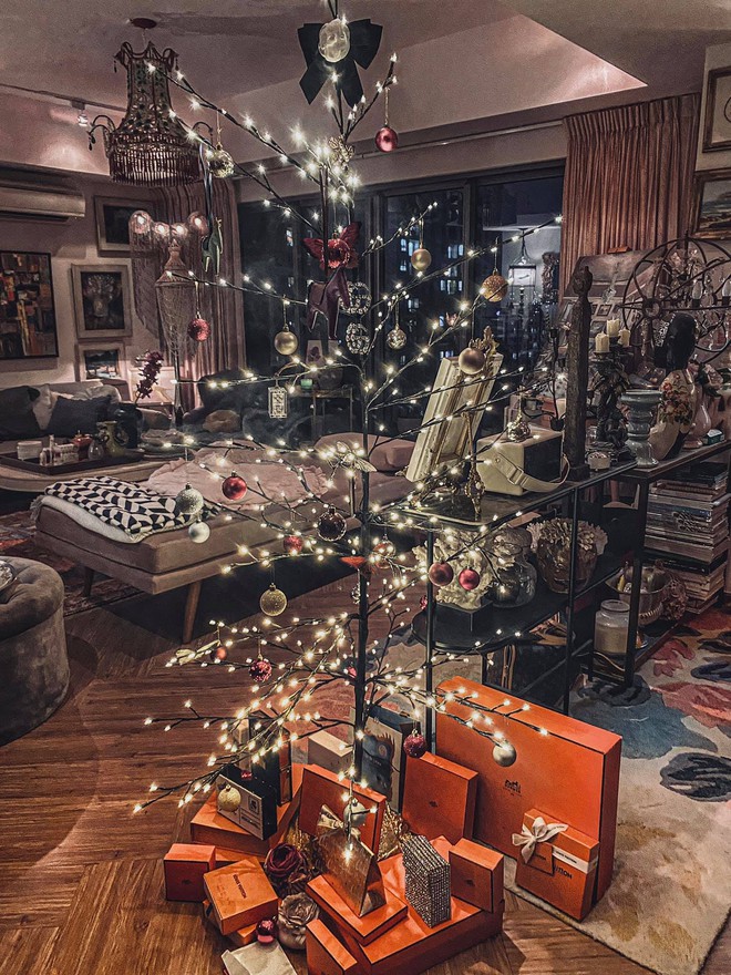 Pha decor nhà Noel toát lên sự giàu có của Lý Quí Khánh: Nhìn những thứ đặt ở cây thông mà choáng - Ảnh 1.