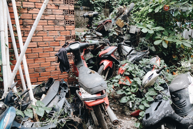 Cận cảnh hàng trăm xe máy bị chủ nhân bỏ rơi, chất cao như núi ở bến xe lớn nhất Sài Gòn - Ảnh 17.