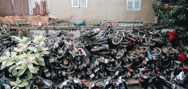Cận cảnh hàng trăm xe máy bị chủ nhân bỏ rơi, chất cao như núi ở bến xe lớn nhất Sài Gòn - Ảnh 4.