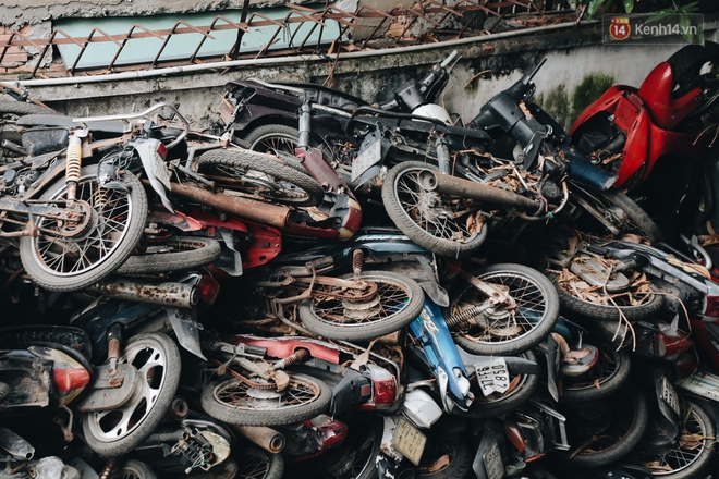 Cận cảnh hàng trăm xe máy bị chủ nhân bỏ rơi, chất cao như núi ở bến xe lớn nhất Sài Gòn - Ảnh 6.