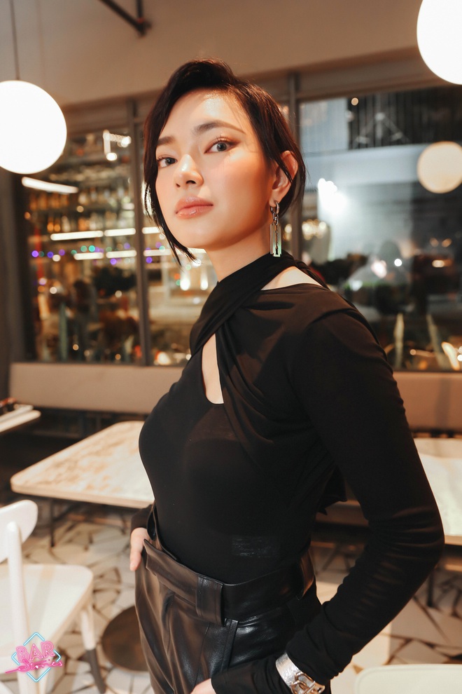 Nh&igrave;n Tlinh - MCK &ocirc;m h&ocirc;n t&igrave;nh tứ, Ch&acirc;u B&ugrave;i c&oacute; biểu cảm đ&aacute;ng ch&uacute; &yacute;! - Ảnh 3.