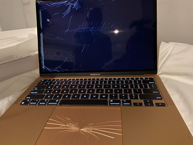 Chàng trai tá hỏa vì nhận chiếc MacBook mới mua nhưng bị nát bét cả màn hình, Apple lại có một pha xử lý đi vào lòng người - Ảnh 2.