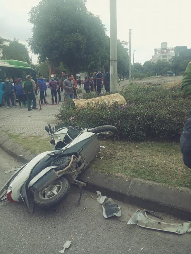 Khoảnh khắc kinh hoàng: Nam thanh niên 19 tuổi đâm vào xe buýt, người văng lên lề đường tử vong thương tâm - Ảnh 3.